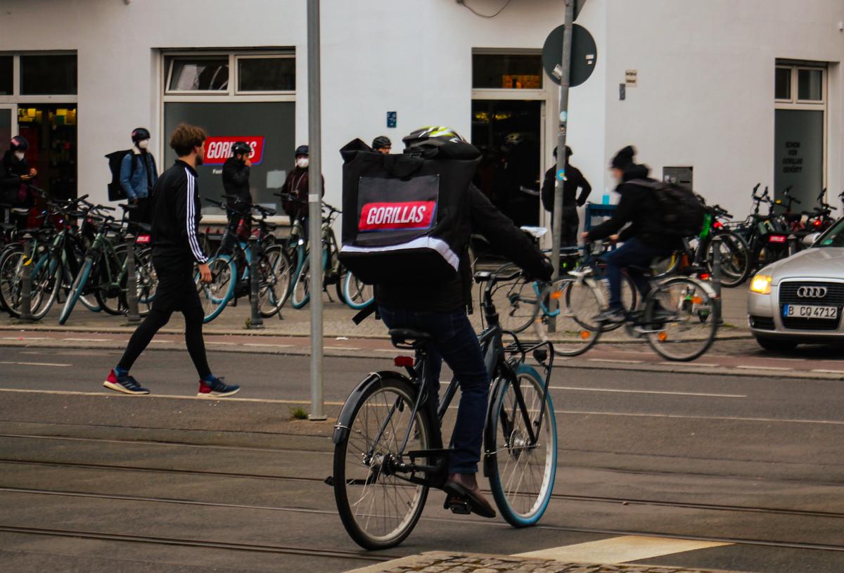 Un livreur Gorillas à vélo