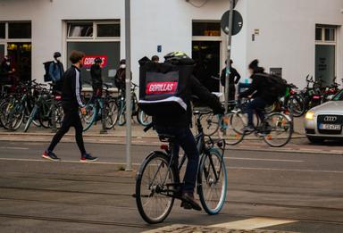 Un livreur Gorillas à vélo