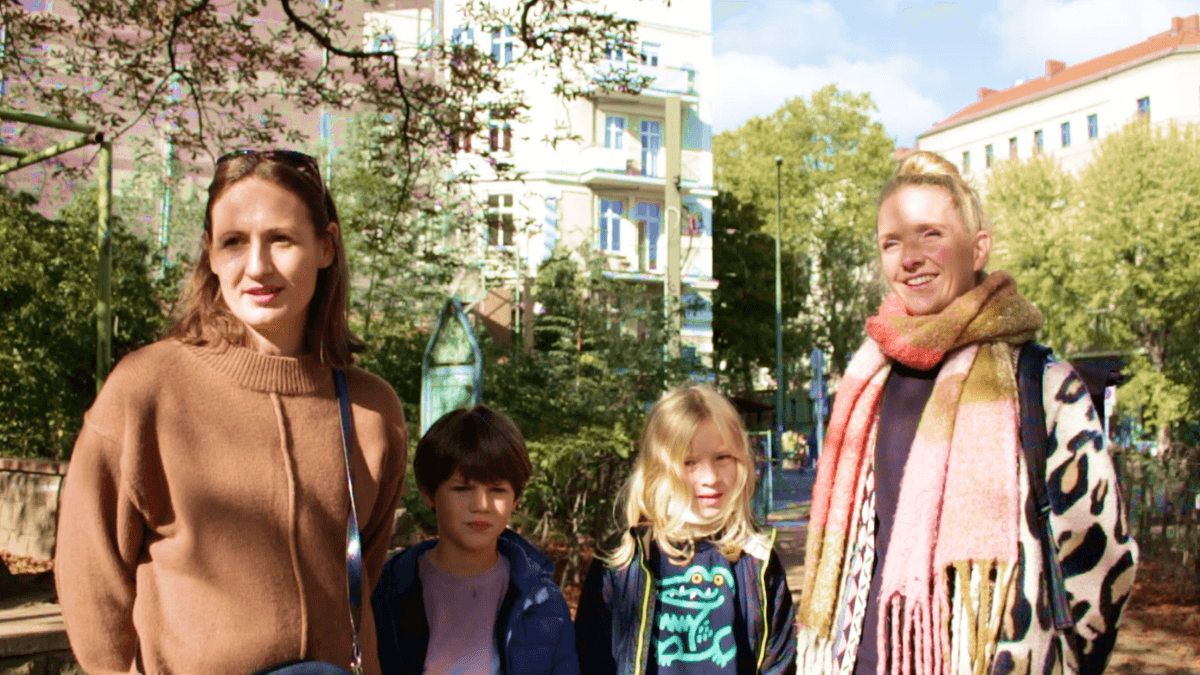 Deux enfants avec leurs mères dans un parc