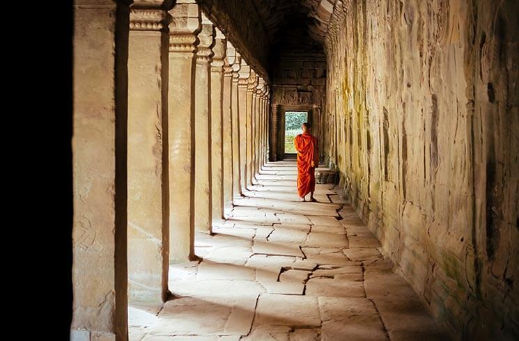 alexander-Un moine déambulant dans les galeries d'Angkor