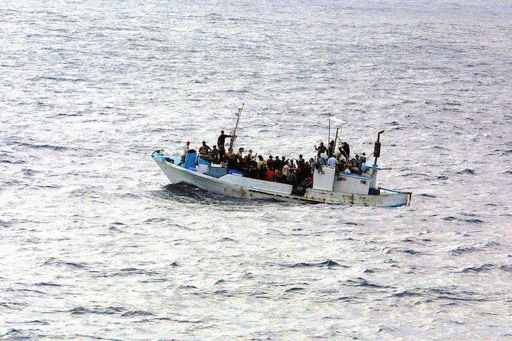 Bateau de migrants en mer