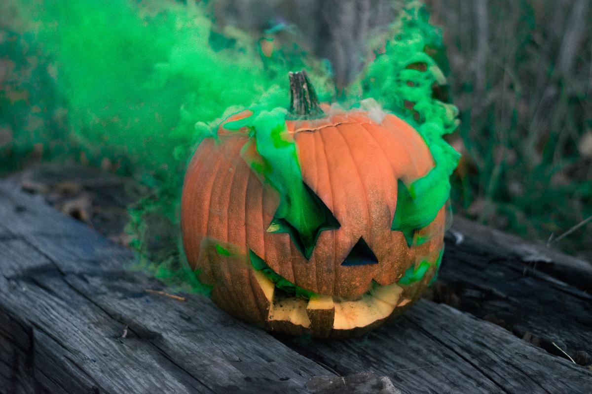 Citrouille d'Halloween endiablée et ses fumigènes verts. 