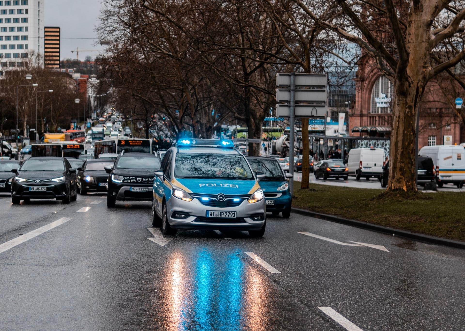 Voiture de police dans une rue