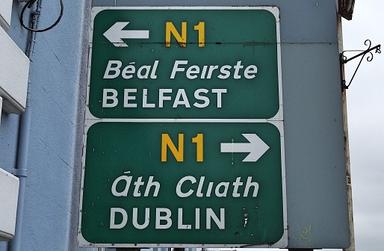 panneaux indiquant Belfast et Dublin