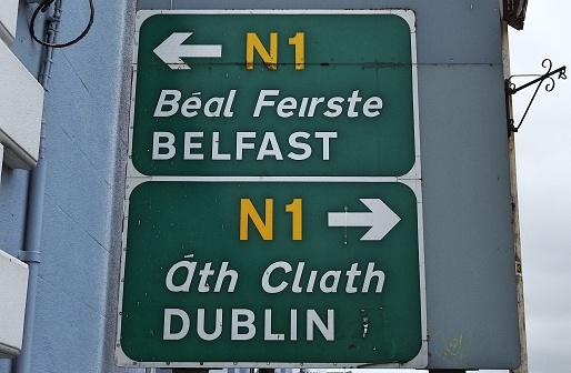 panneaux indiquant Belfast et Dublin