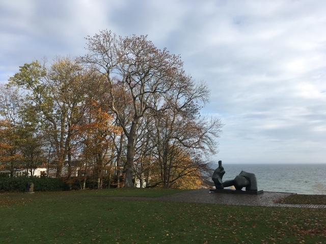 Sculpture dans le parc du musée Louisiana au Danemark surplombant la mer