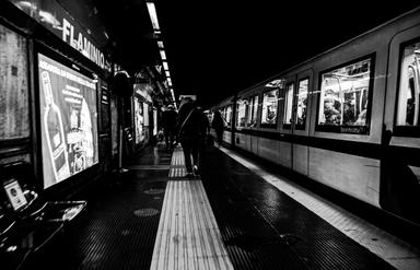 Des personnes dans le métro de Rome