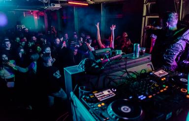 Des personnes en train de danser dans une boîte de nuit