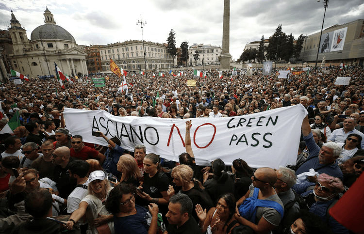 Des personnes en train de manifester contre le Green Pass