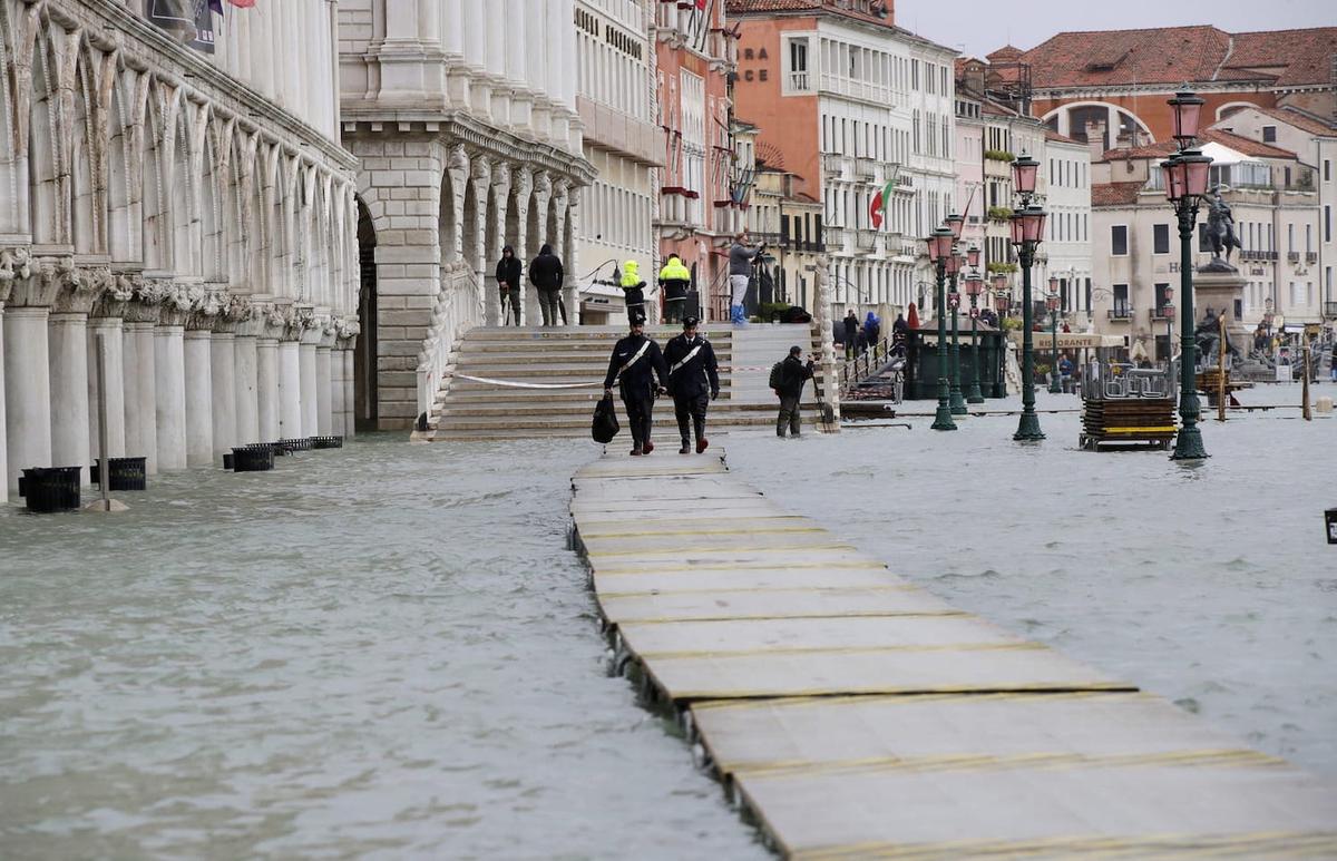 Des policiers à Venise pendant l'acqua alta