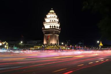 Monument de l'indépendance à Phnom Penh la nuit 2