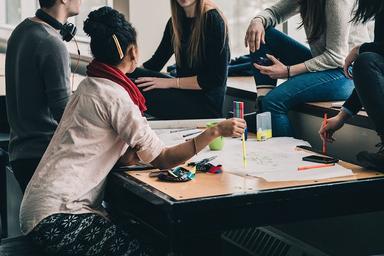 groupe d'élèves étudiants autour d'une table