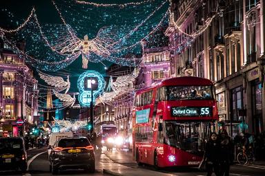 Le centre-ville de Londres illuminé pour Noël avec un bus rouge