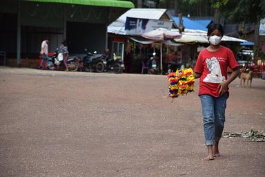 jeune cambodgienne avec un bouquet de fleurs