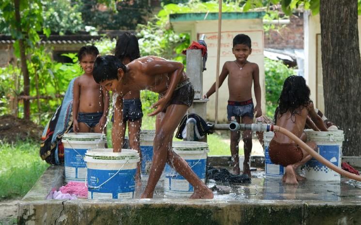 des enfants jouant avec l'eau au tamil nadu