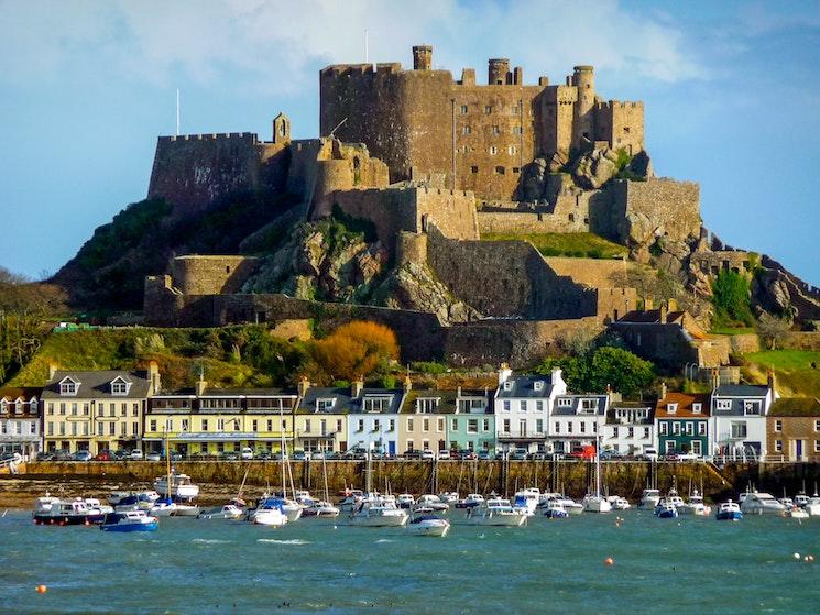 Vue sur la ville fortifiée sur l'île de Jersey