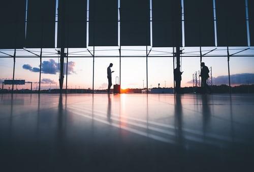 homme avec valise à l'aeroport