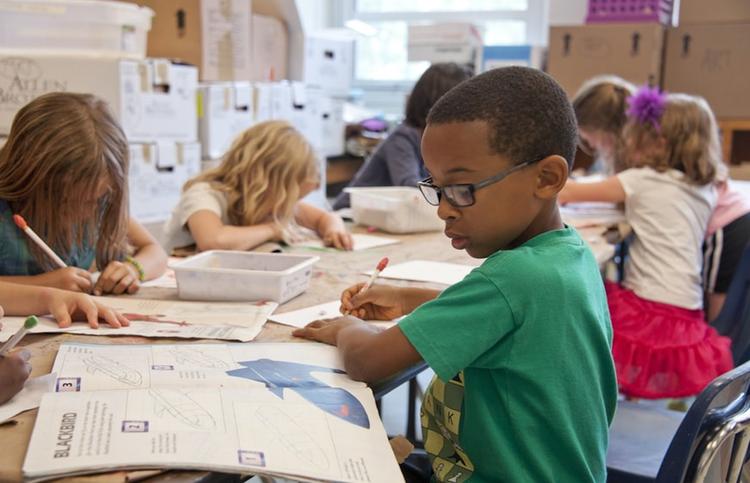 Des enfants en train d'écrire en classe