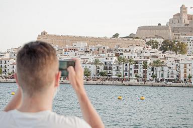 un touriste photographie la citadelle à Ibiza