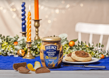 La mayonnaise au chocolaté de Heinz sur une table de fête 