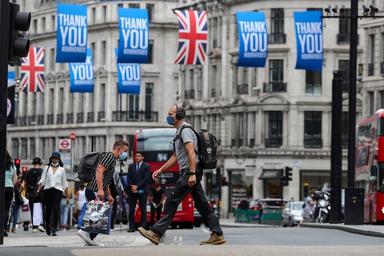 Un passant avec un masque à Londres