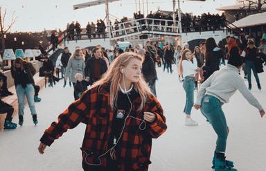 Des personnes en train de faire du patin à glace en plein air