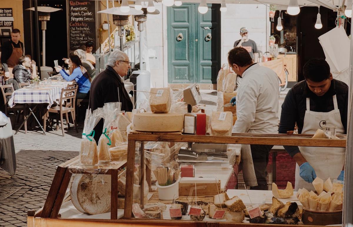 Des personnes faisant le marché à Rome