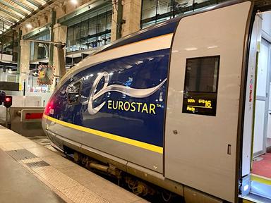 Eurostar train qui arrive en gare de Paris Nord