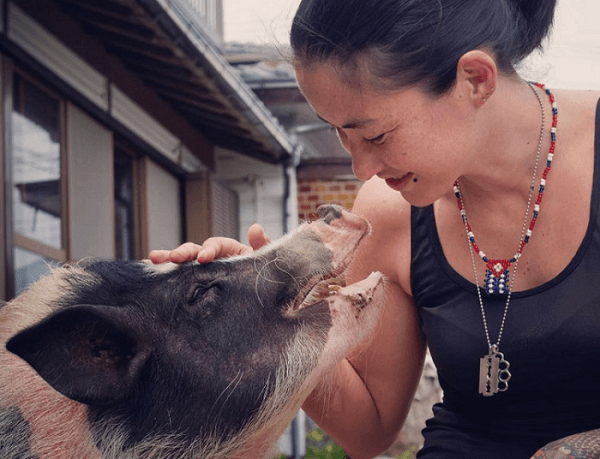 Mina et son cochon Kevin au foyer AnimO