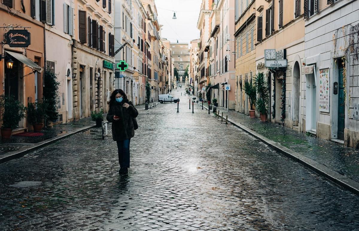 Une femme masquée dans une rue à Rome