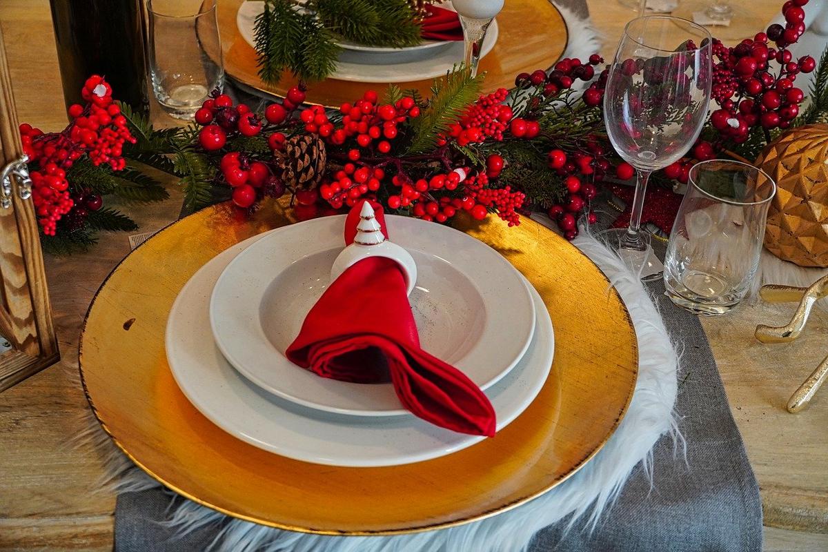 Une assiette avec une décoration de Noël