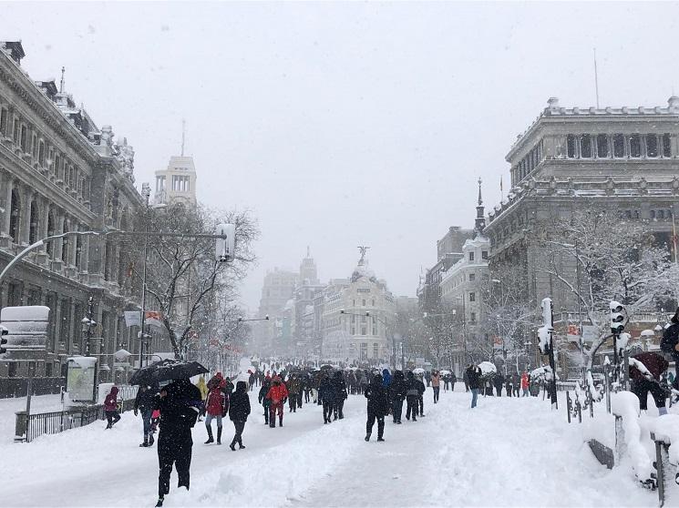 La Gran Via, à Madrid, sous la neige