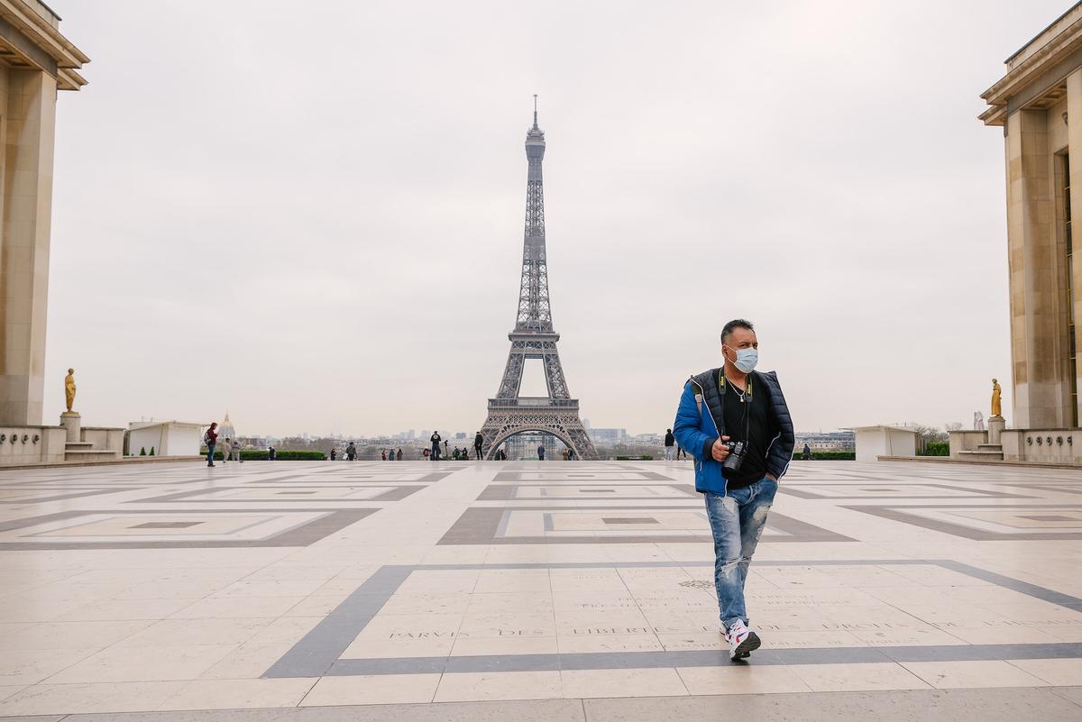 homme masqué tour eiffel