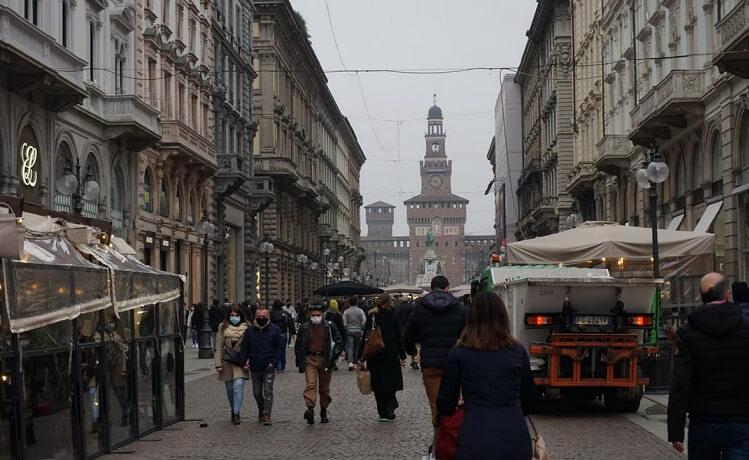 gens qui marchent dans la rue à milan avec leur masque