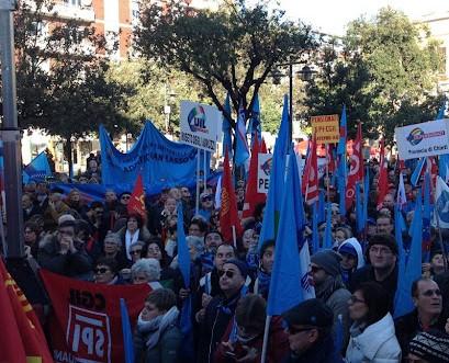 Des manifestants rassemblés dans la rue