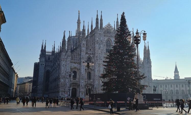 piazza duomo à milan avec sapin de noel