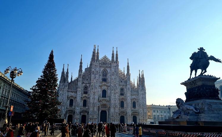 place du duomo de milan avec sapin de noël_0