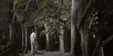 touriste dans un temple cambodgien