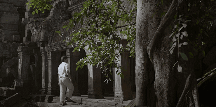 touriste dans un temple cambodgien