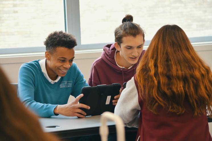 Elèves utilisation iPad en classe lycée winston churchill londres