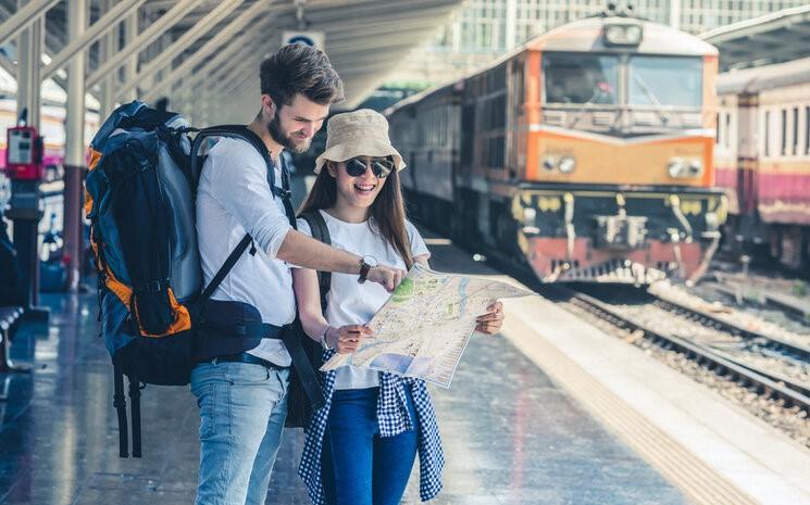 couple sur un quai avec une carte à la main