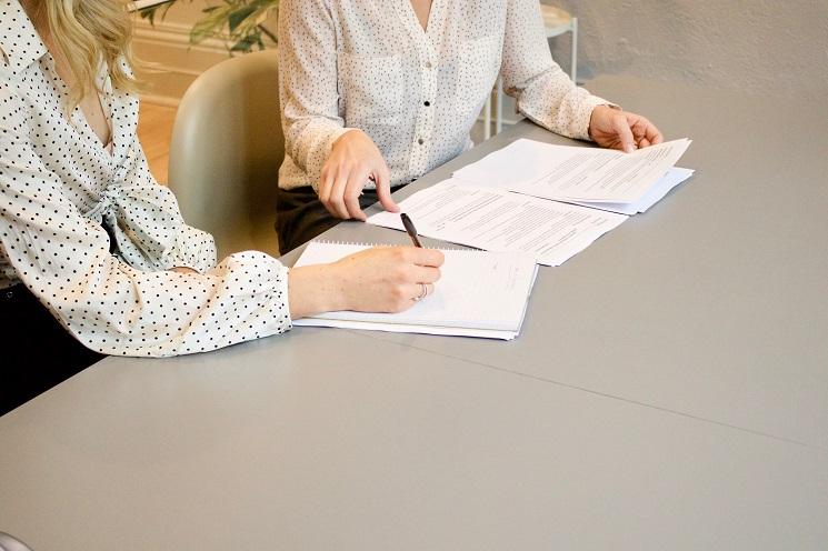 une employée signe son contrat d'embauche en Espagne