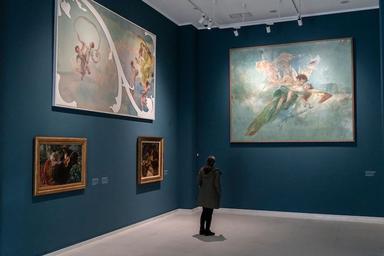 une personne en train de regarder des tableaux dans un musée