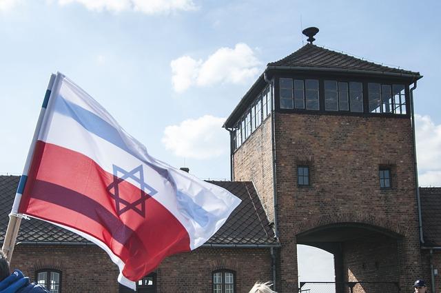 camp de concentration Auschwitz nazi Pologne drapeau polonais israelien