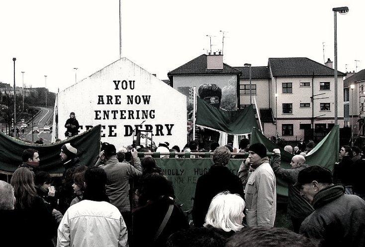 foule pour la commémoration du bloody sunday à Derry en Irlande du Nord