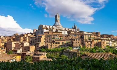 les maisons en pierre du village de Sienne en Toscane