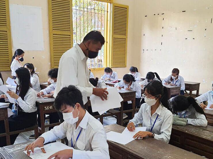 lycéens cambodgiens passant leur exament 2