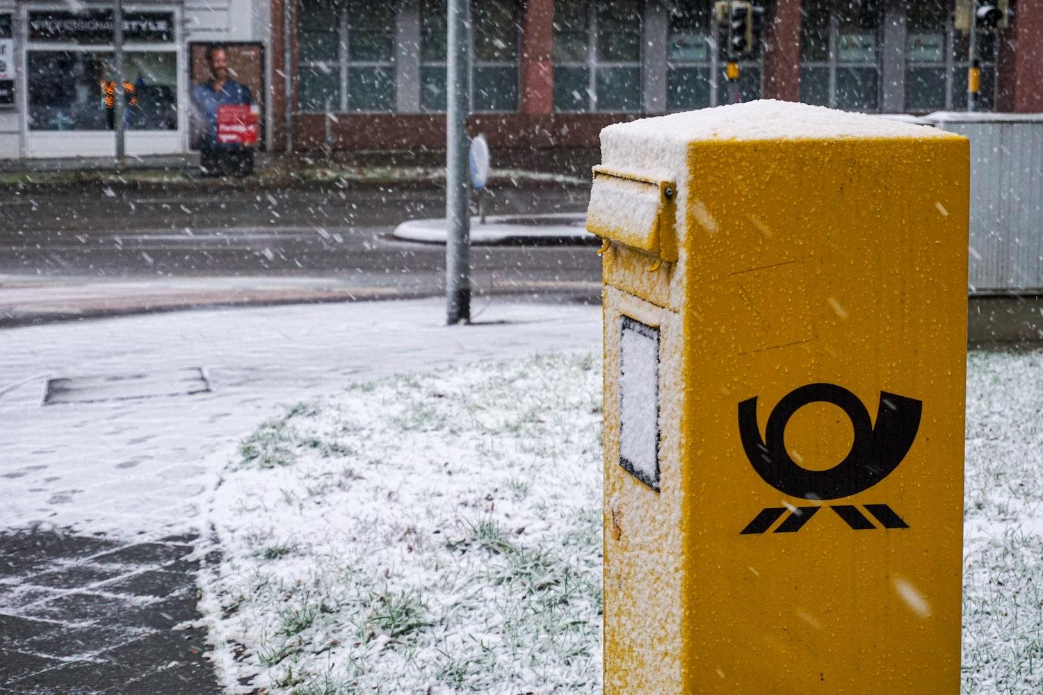 boite aux lettres deutsche post sous la neige