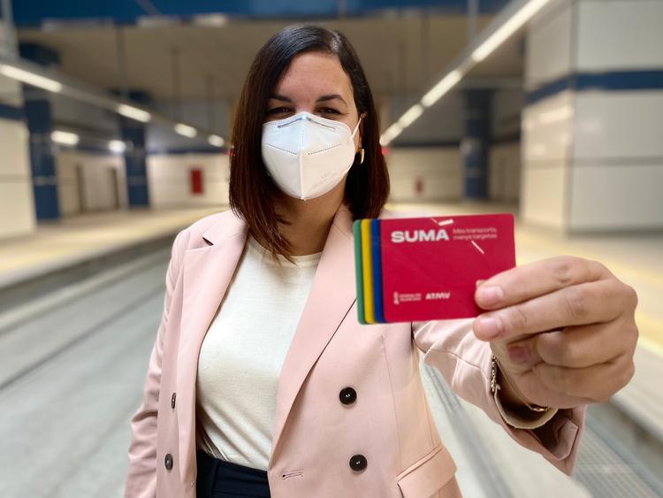 Une femme avec un masque blanc en train de montrer une carte rouge