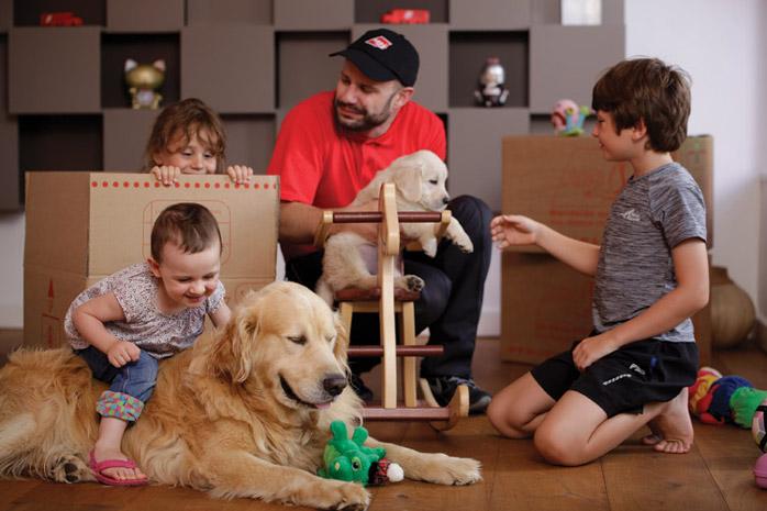 Enfants et cartons de déménagement